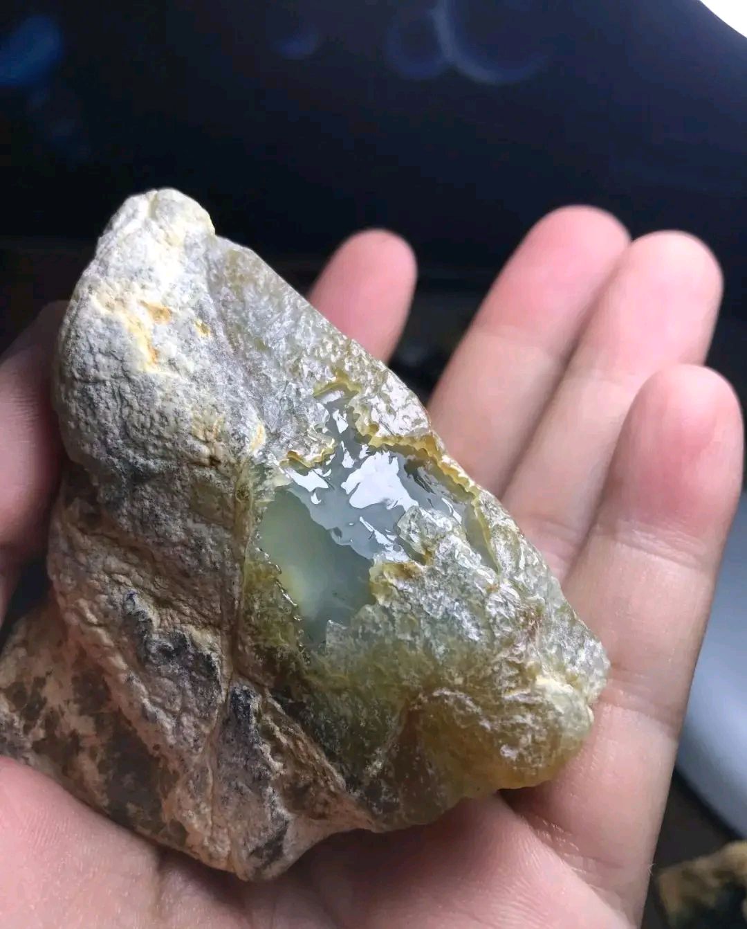 半山半水的大马坎翡翠原石雕刻出带飘花的降龙观音