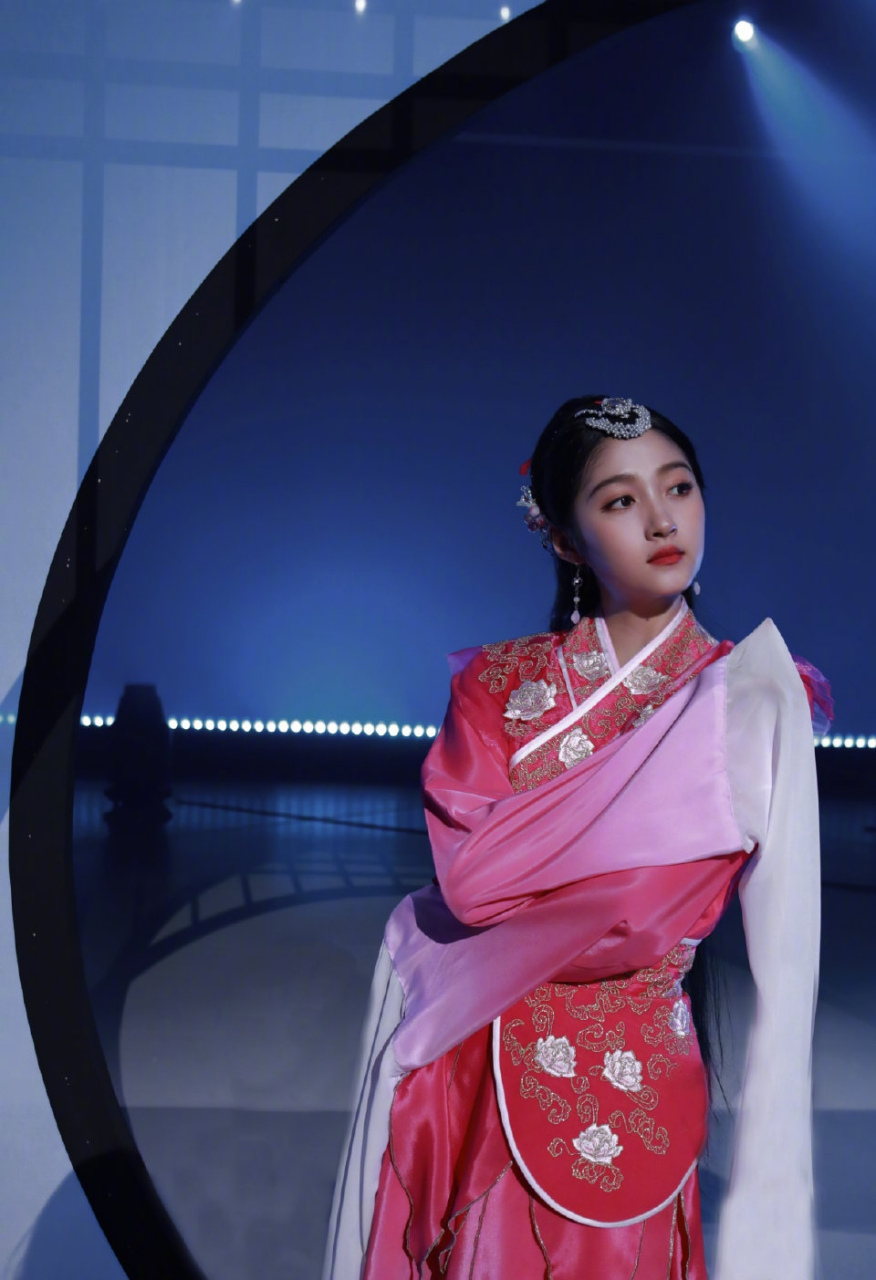 关晓彤清宫格格妆#关晓彤# #养眼美女# #我要上热门