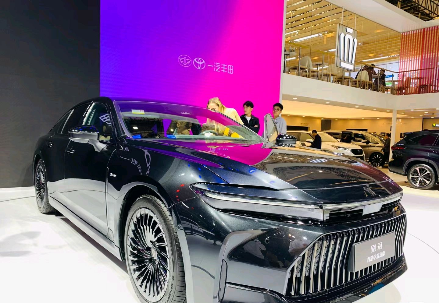 智能电混双擎 运动外观,2024款丰田皇冠crown登场,轿跑范十足