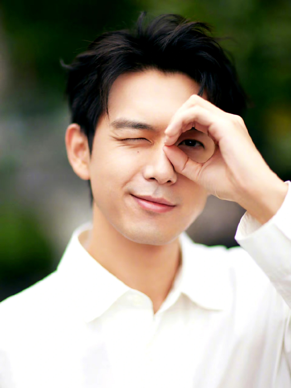 李现白衬衫少年感 让你感受青春的气息 每个人心中都有一抹闪耀的"白