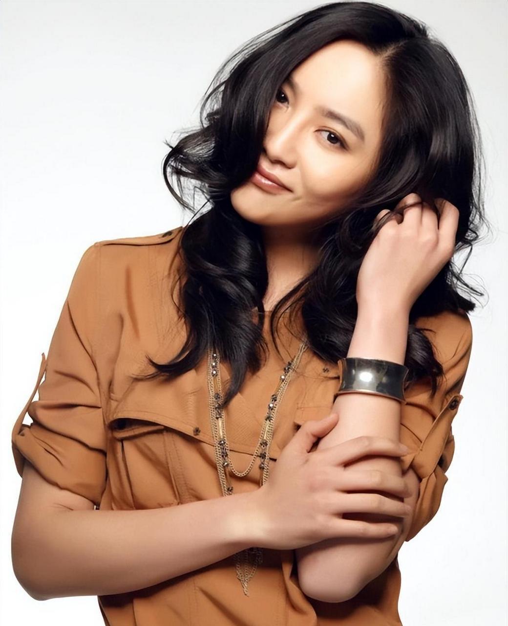 杨青是一位亲切的演员,经常在爱情剧和家庭生活剧中亮相.