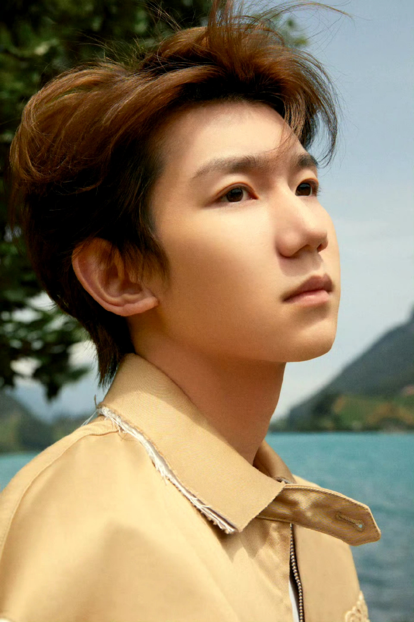 王源立冬生日惊喜  23岁的清新大帅哥 盼望而至,那位俊秀的少年已经