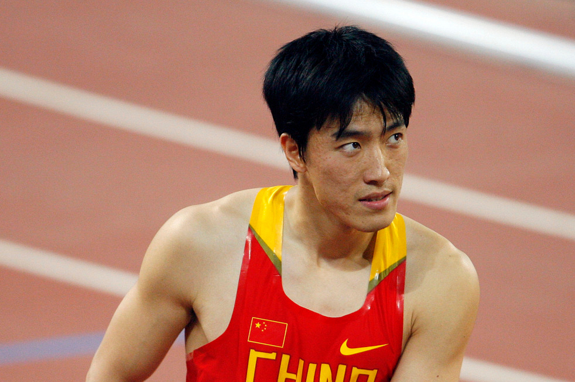 刘翔在2004年雅典奥运会上夺得男子110米栏金牌,成为第一个在短跑项目