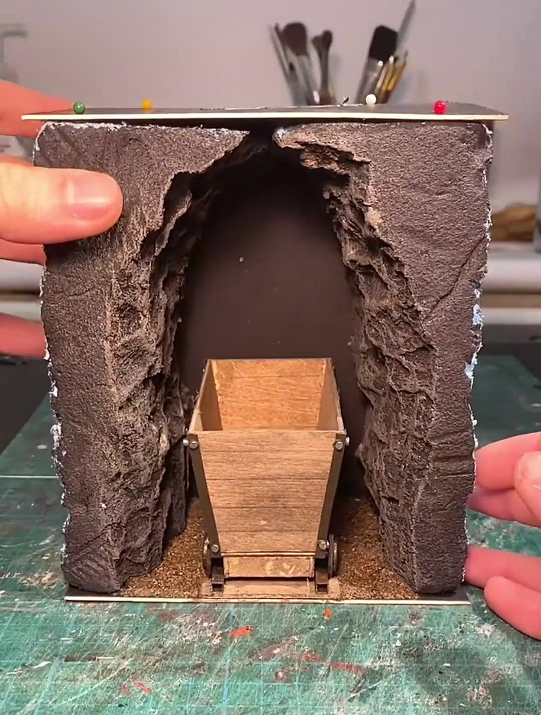 微缩模型:手工制作一个秘密隧道-度小视