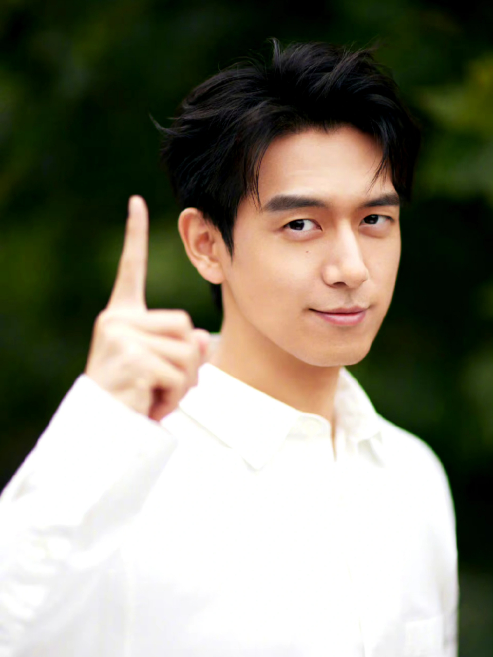 李现白衬衫少年感 让你感受青春的气息 每个人心中都有一抹闪耀的"白