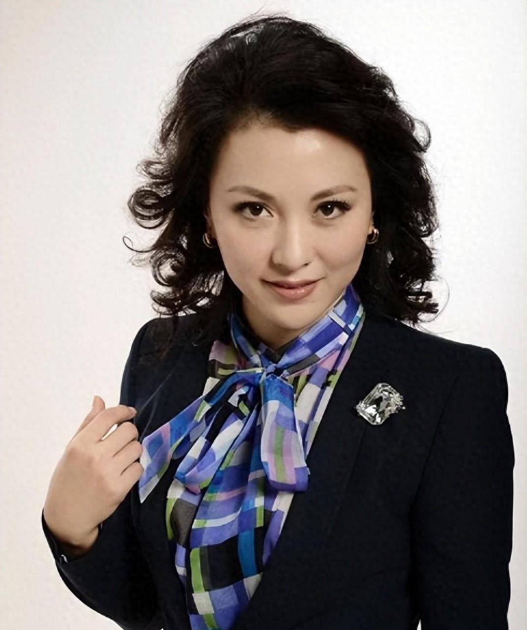 摘要: 央视主持人梦桐在事业和爱情上取得了成功.