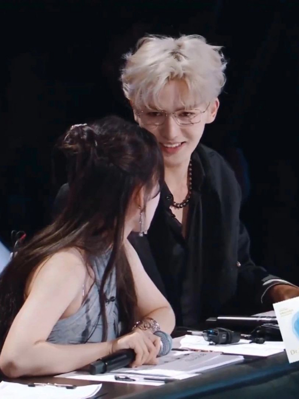 男团选秀综艺中的绝美佳偶——朱正廷与程潇的深情凝视