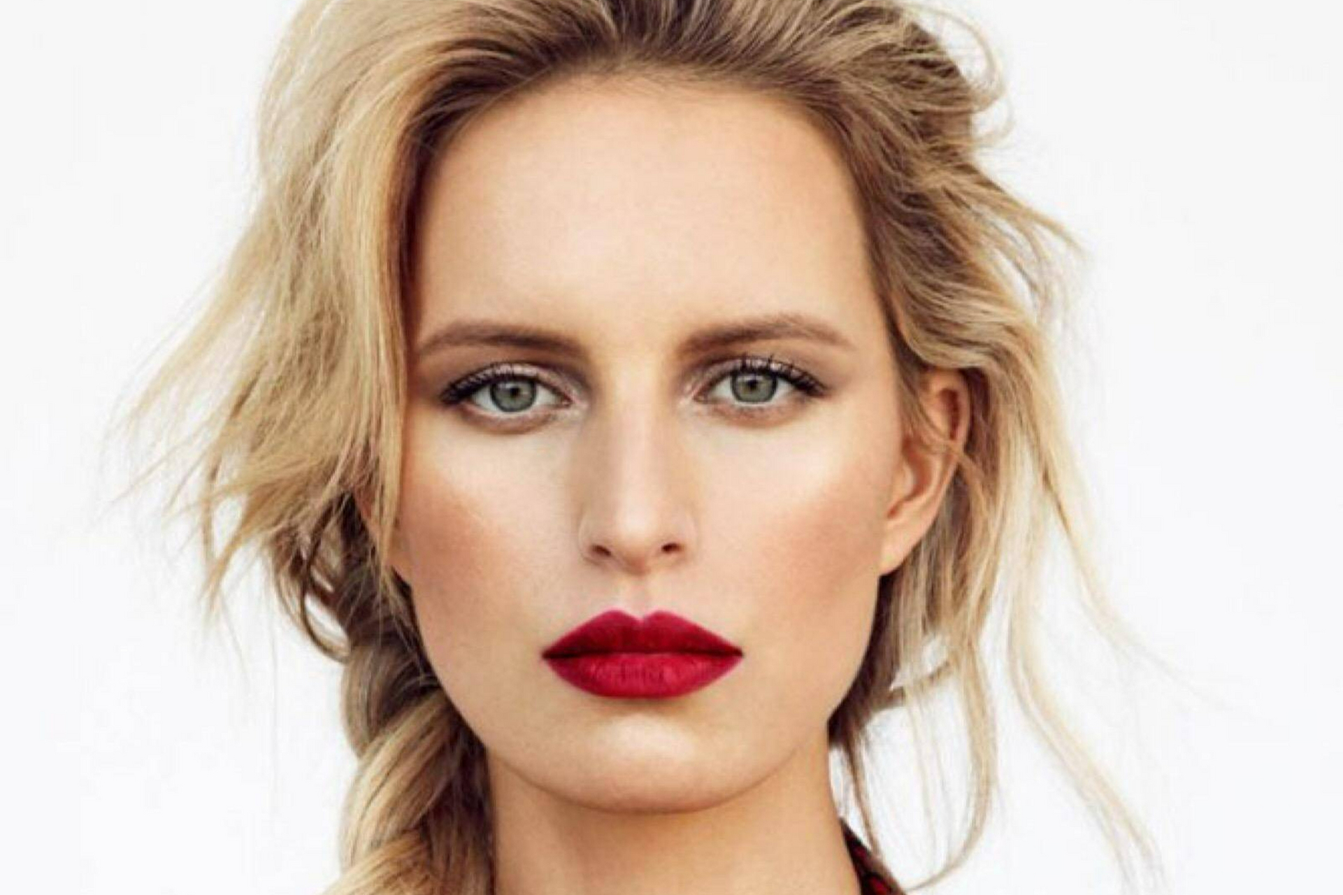 卡罗莱娜·科库娃是时尚圈传奇女神,拥有完美颜值和身材,是众人瞩目的