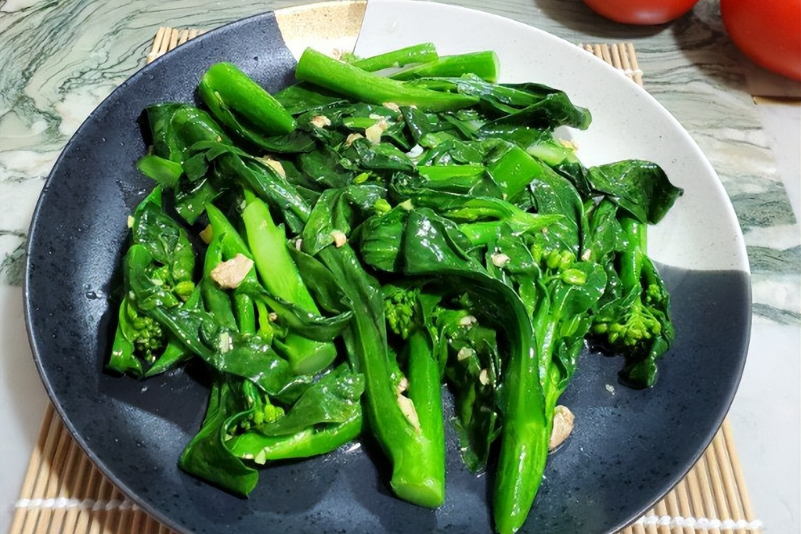 摘要: 芥兰是一种营养丰富的蔬菜,可选择焯水去除杂质和农药残留,使