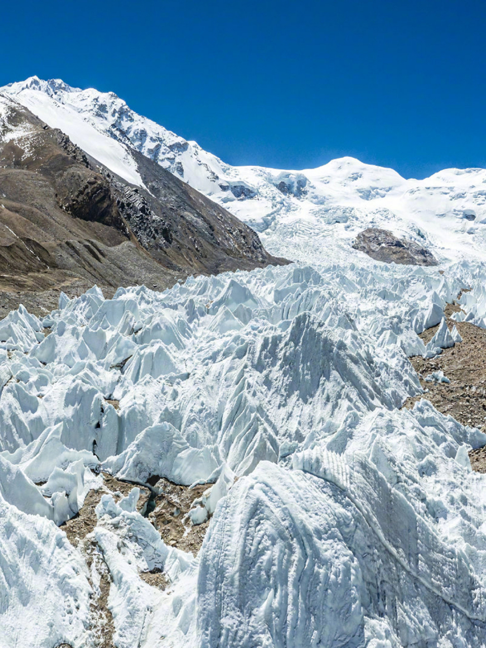 冰塔林是一种极为罕见的景观,只有中低纬度的大陆性冰川才有;在冰温较