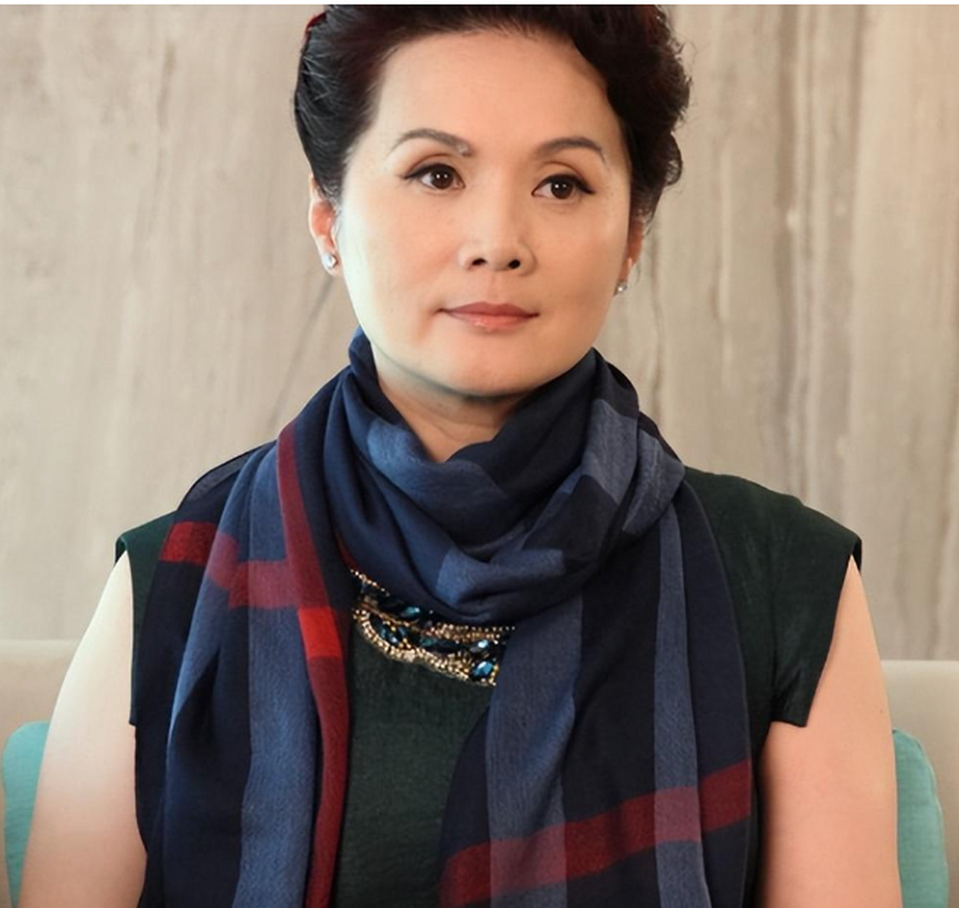 吴冕为了爱情,毅然跟随男友到东北发展,得到了丈夫的呵护和承诺.