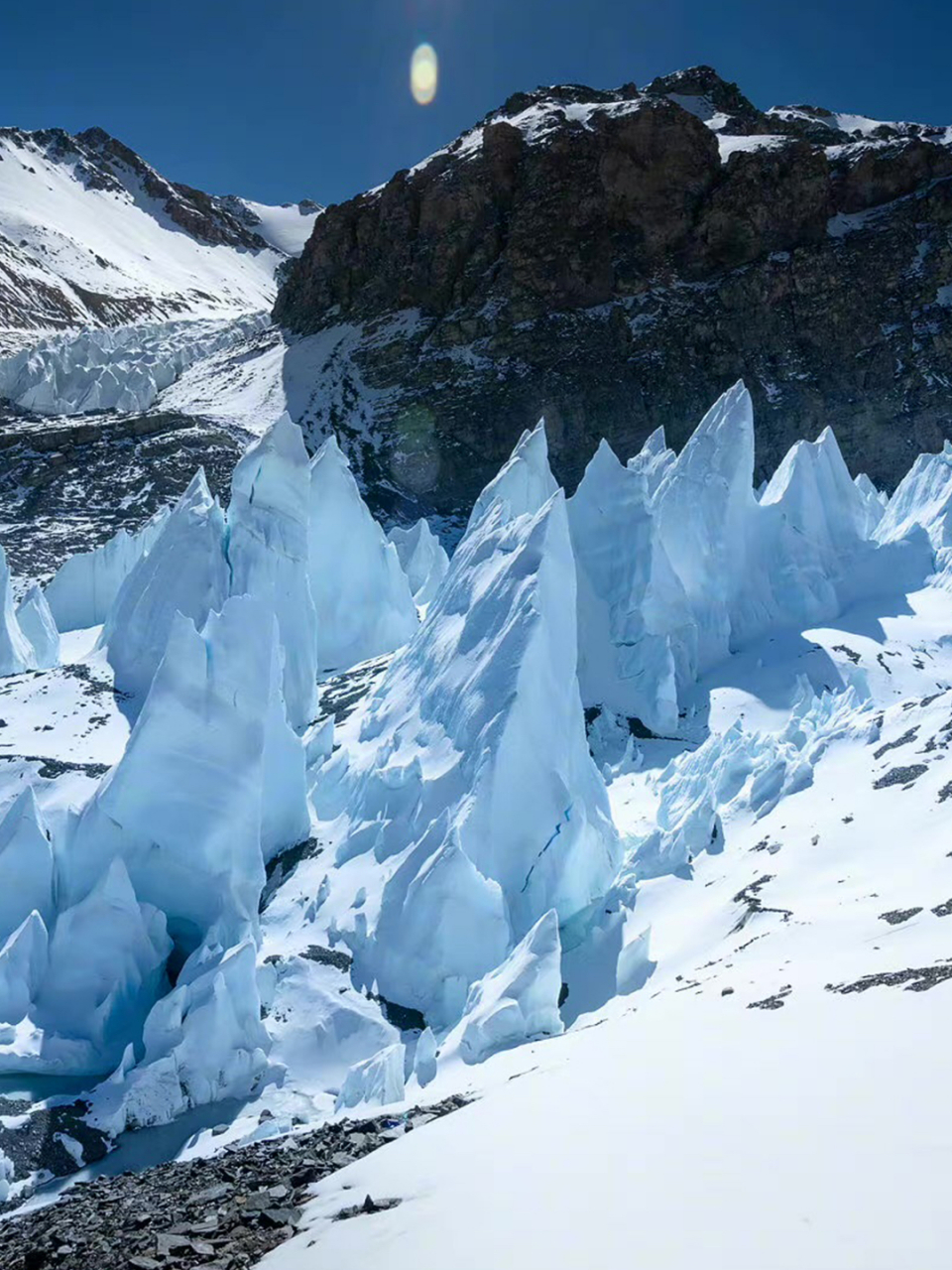 冰塔林是一种极为罕见的景观,只有中低纬度的大陆性冰川才有;在冰温较