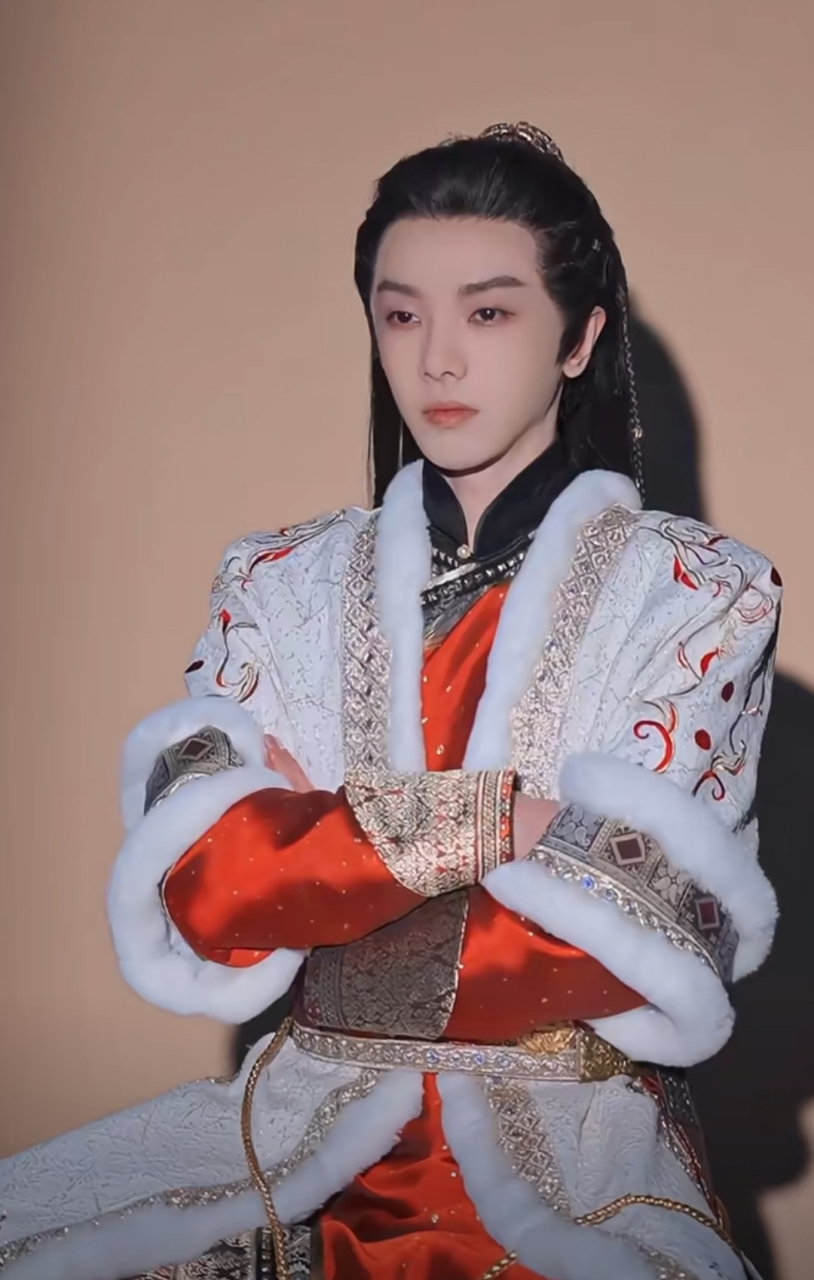 华晨宇最新《王牌对王牌》节目中爆改草原王子,这个造型好像温润如玉