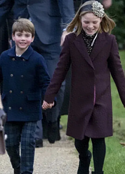 安妮公主9岁外孙女,举手路易,帮凯特收花,和夏洛特一起抢风头