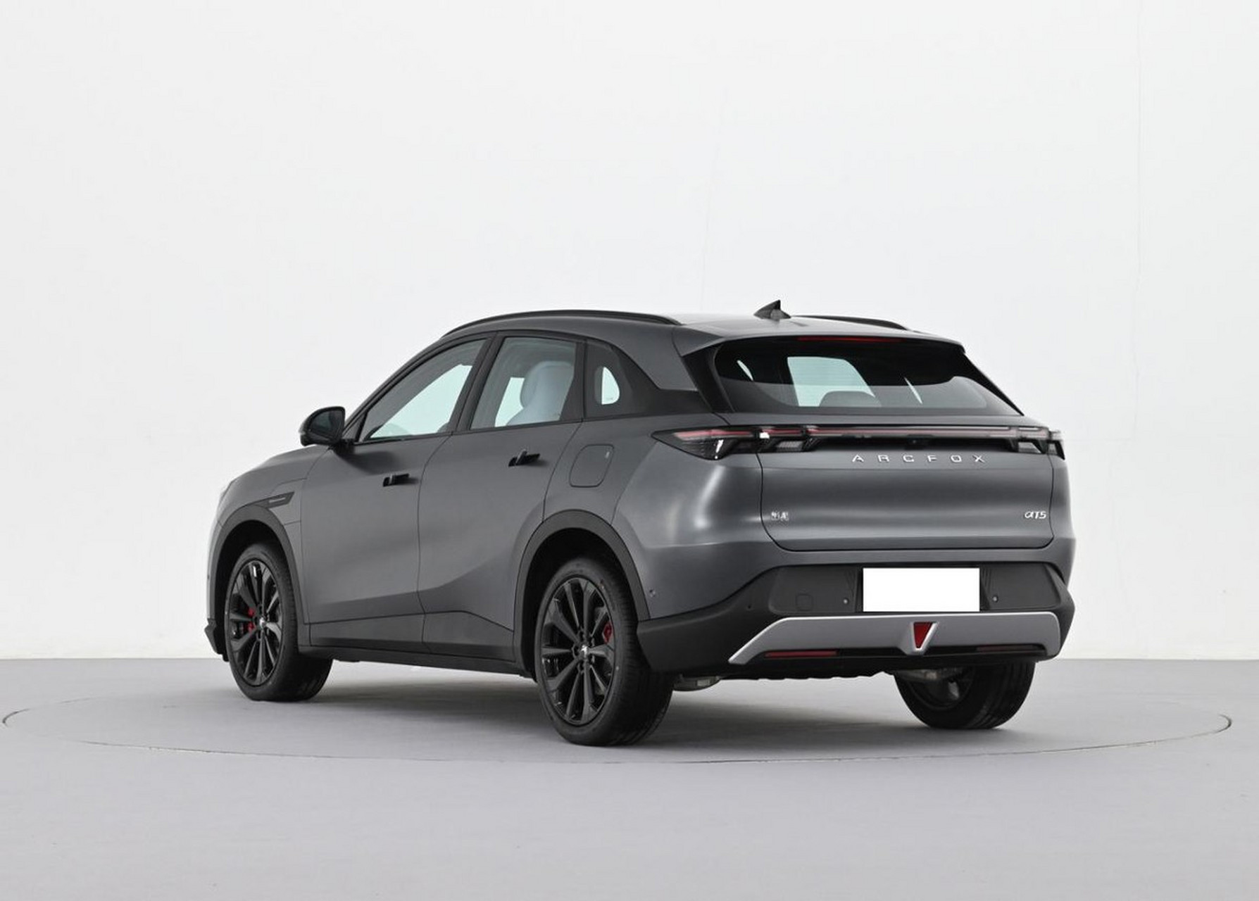 极狐阿尔法t5是北汽新能源旗下的纯电动中型suv,官方指导售价为15.