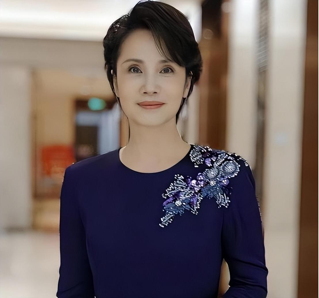 央视著名主持人徐俐:35再婚儿子在结婚证上的留言,让她泪目反思