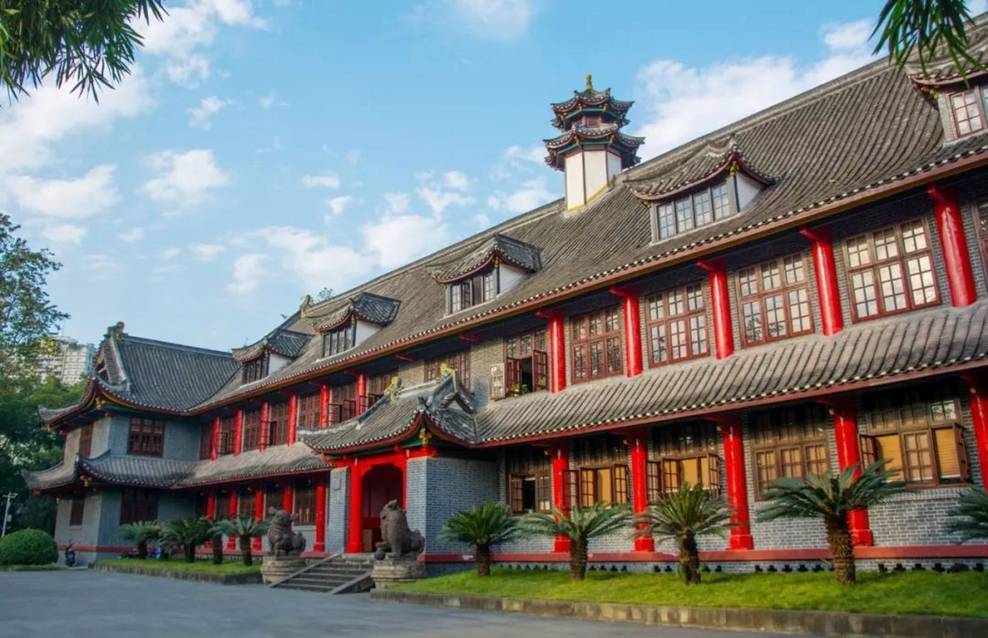 唐艺昕,毕业于重庆大学美视电影学院表演系,参与多部电视剧和电影的