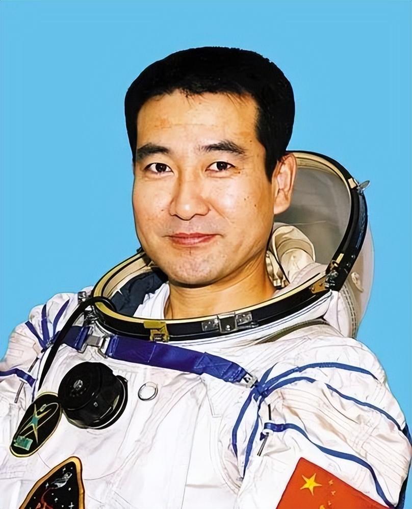 翟志刚结束航空任务,回家途中却得知母亲葬礼,抱骨灰盒痛哭