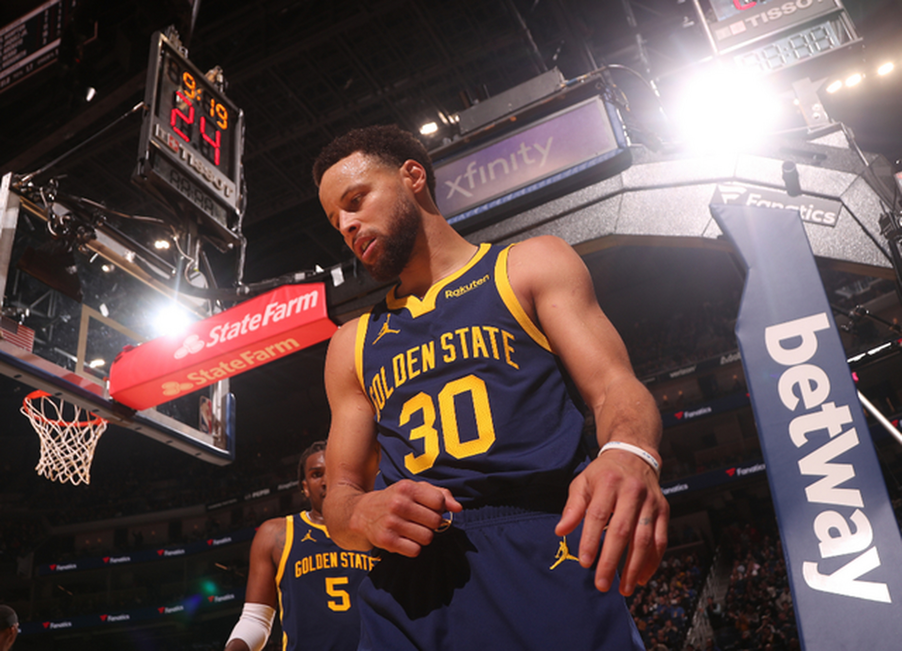 勇士队在主场以102:114不敌热火队,库里表现低迷,投篮15投3中,三分球8