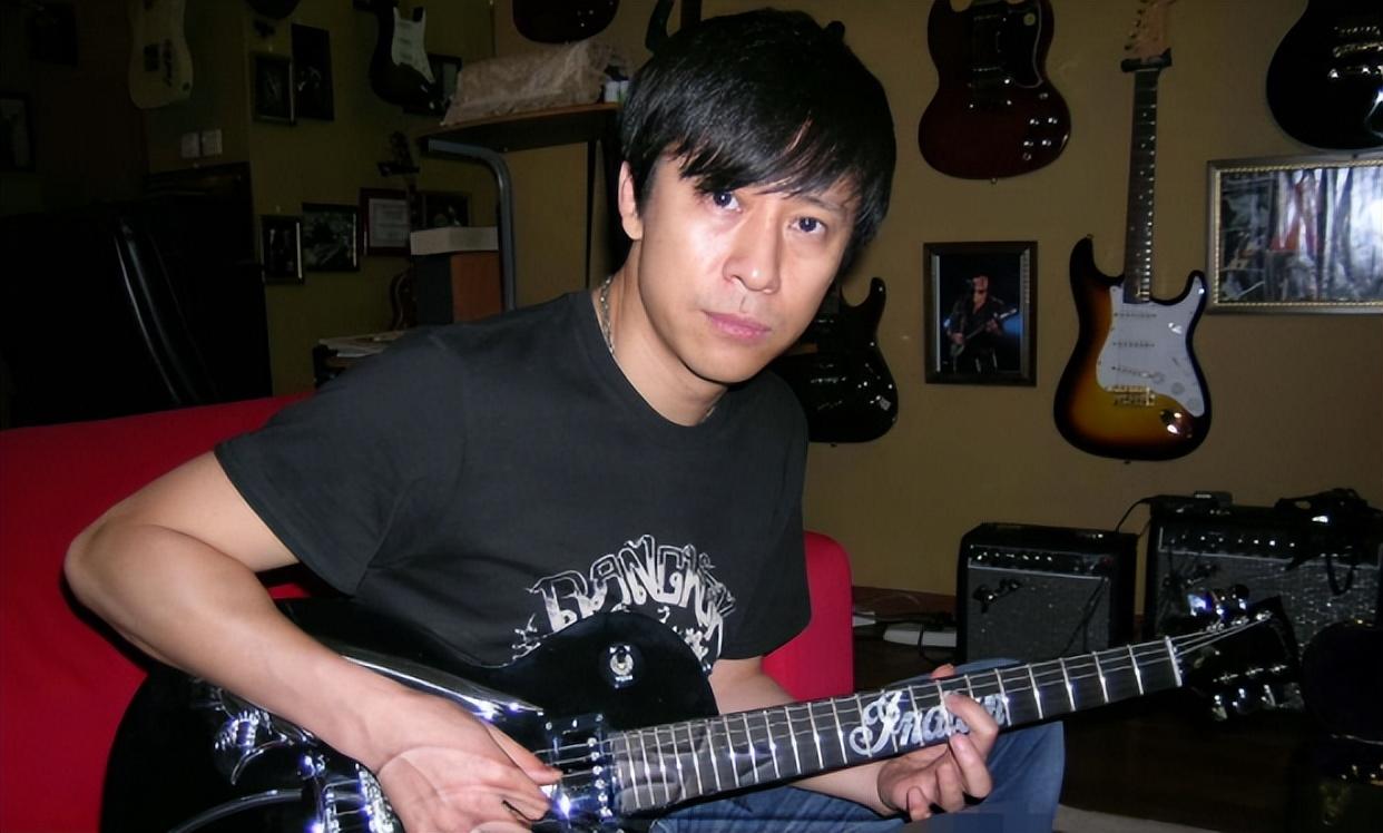 从"全民偶像"到退出歌坛,销声匿迹多年的解晓东生活状况如何?