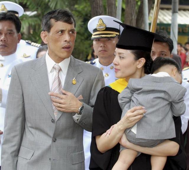 45岁苏提达坐不住了,晒亲子海报示好提帮功,小王子却眼神冷漠