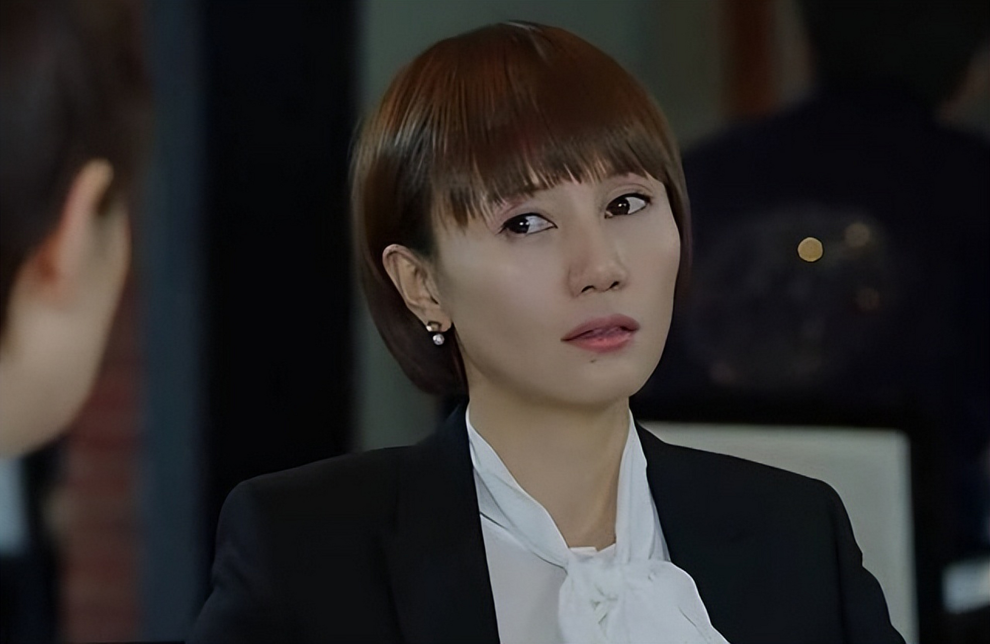 贺涵和唐晶交往十年,因薇薇安的"床照"事件产生信任危机.