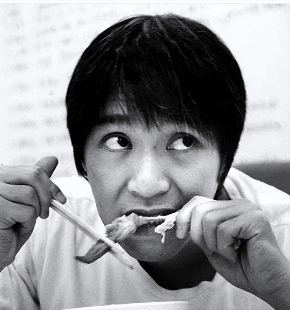 周星驰:我得罪谁了?不就吃个鸡腿麻!