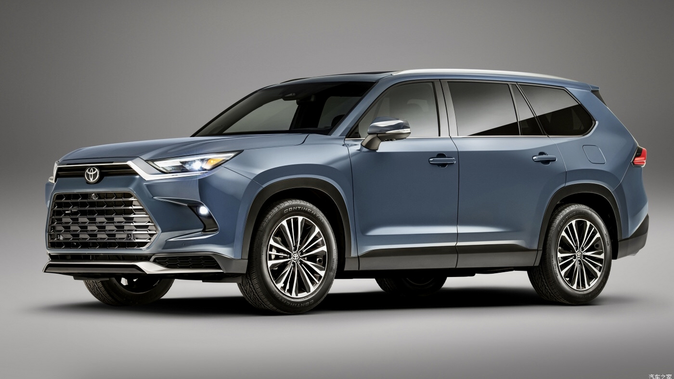 新一代丰田汉兰达,是彻彻底底的大换代,整车身线条都是简练的直线条