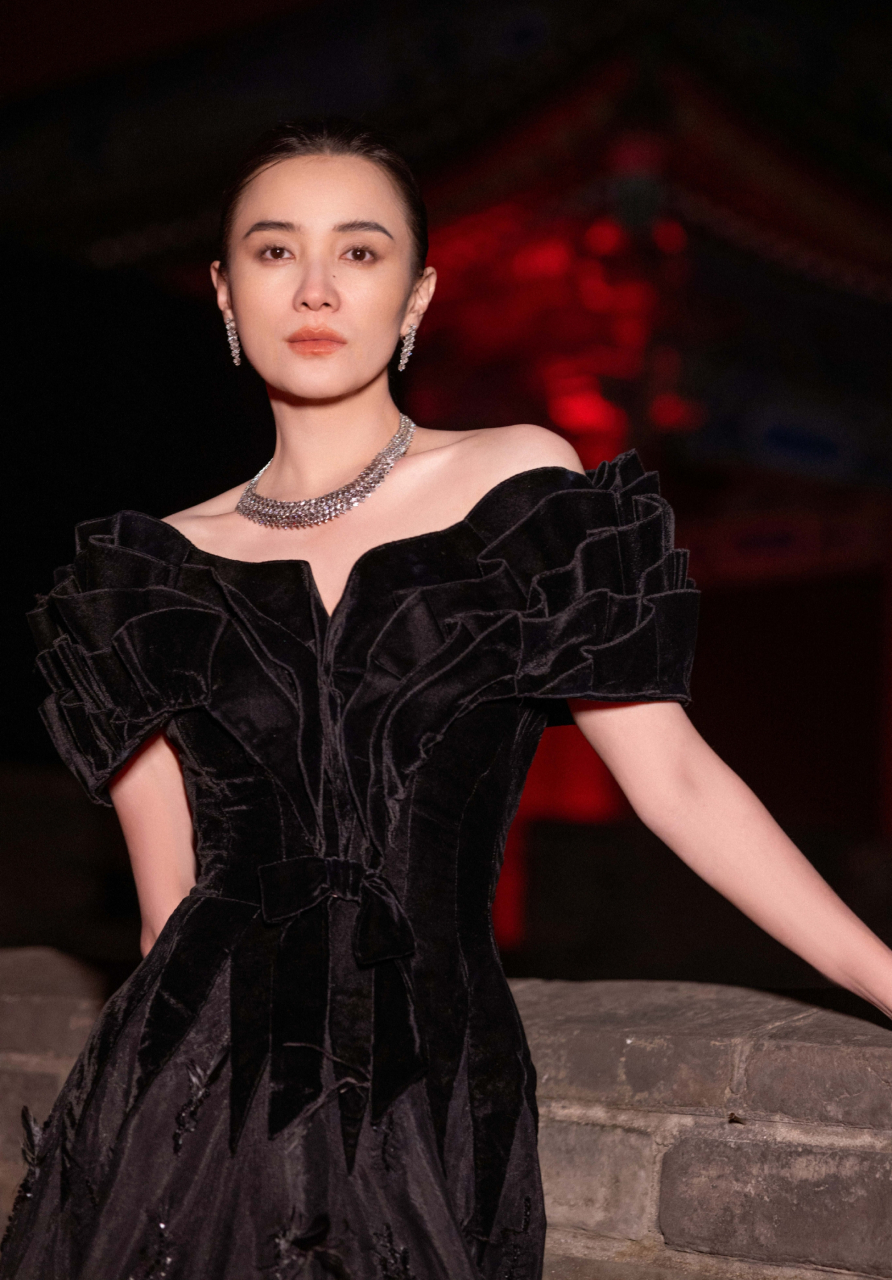 宋佳的气质真好,一袭黑裙,时尚精致,优雅大气,高级感十足!