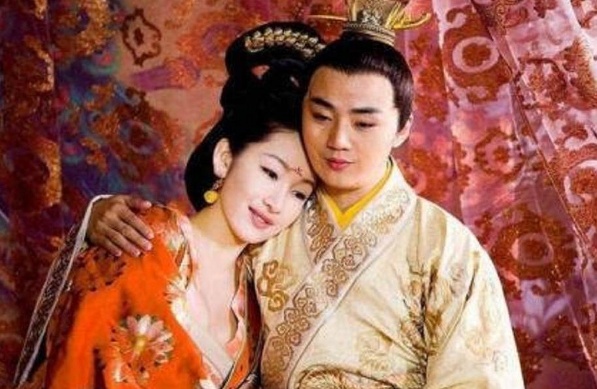 南北朝时,后燕主慕容熙极其荒淫无道,有一次,看见中卫将军冯跋的夫人