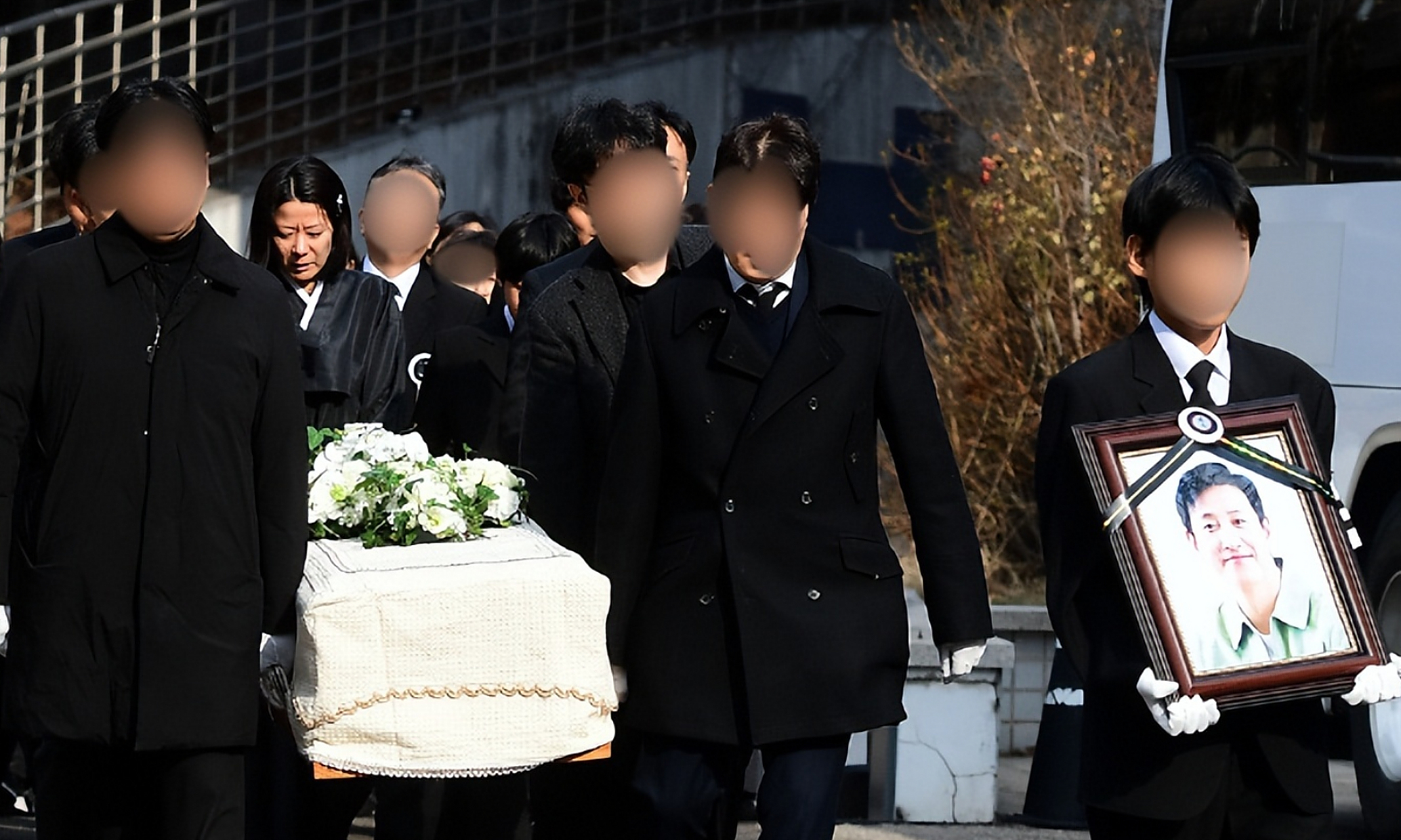 12月29日,韩国知名男演员李善均出殡现场曝光,妻子全慧珍和两个儿子