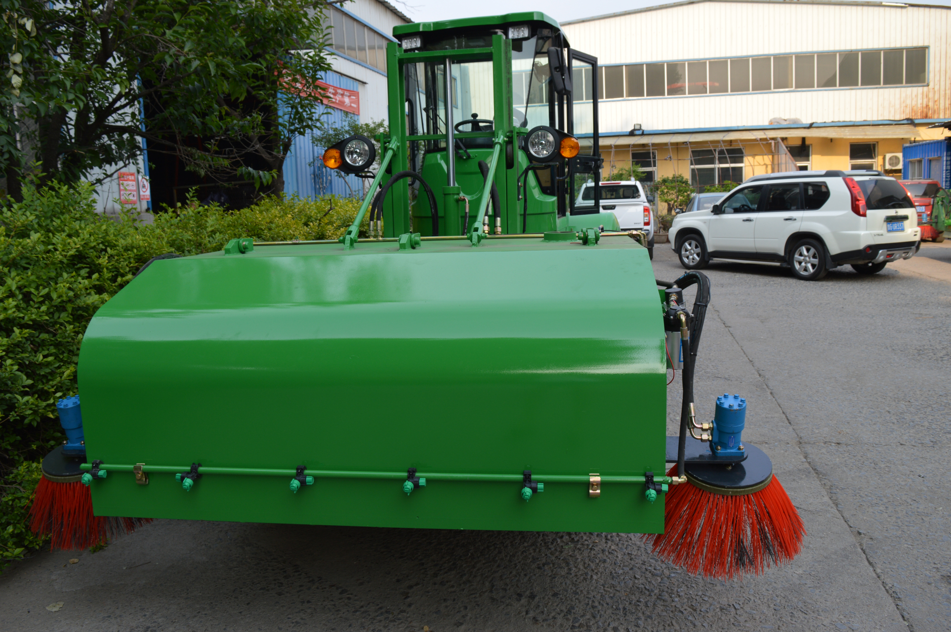 道路施工清扫机广泛应用于各类工程工业区域,包括工程道路,工地路面