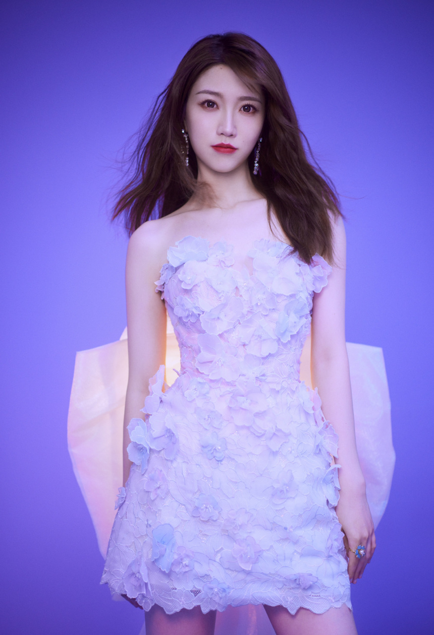 张纯烨,一位才华横溢的主持人,她的语言风格独特,魅力四溢.