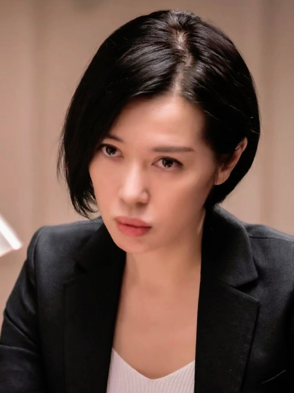 3个月被弃,身价40亿至今未婚  说起余男,这个充满魅力和实力的女演员