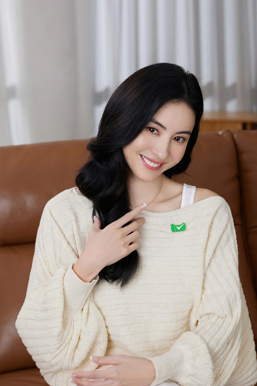 我非常喜欢张柏芝的秀发,它们柔顺,光泽,充满自然之美