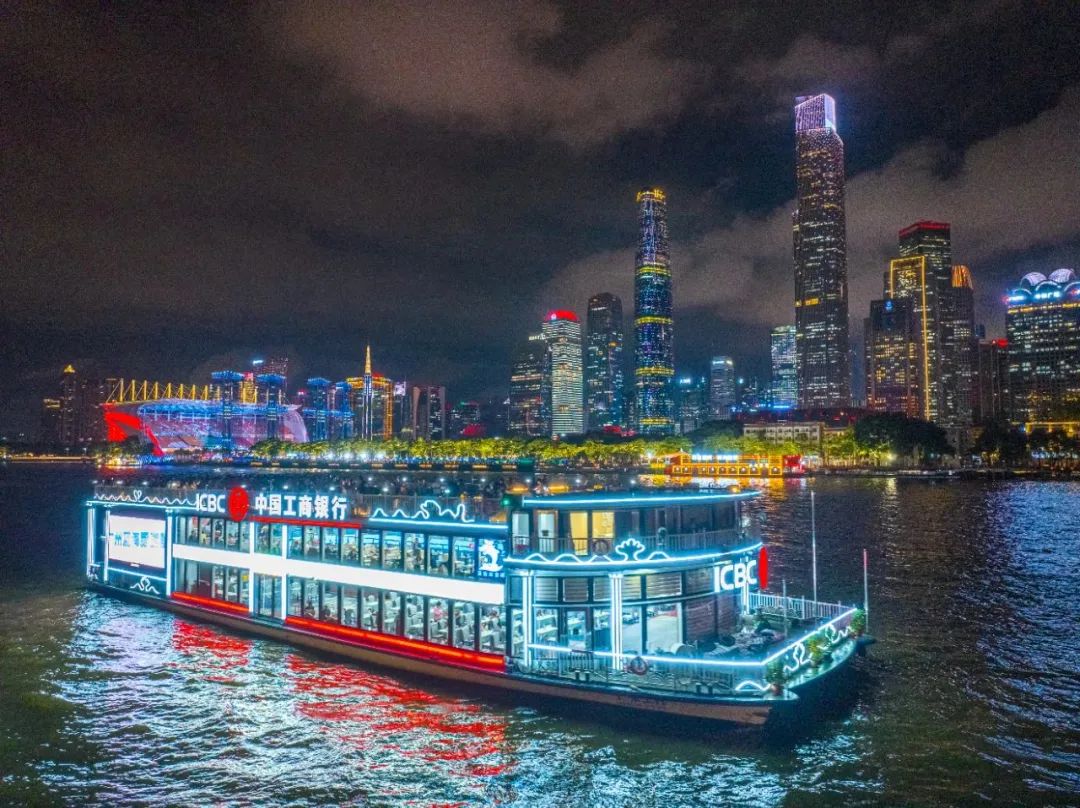 乘高颜值游轮夜游珠江 一起吹着江风 饱览珠江两岸璀璨江景 欣赏广州