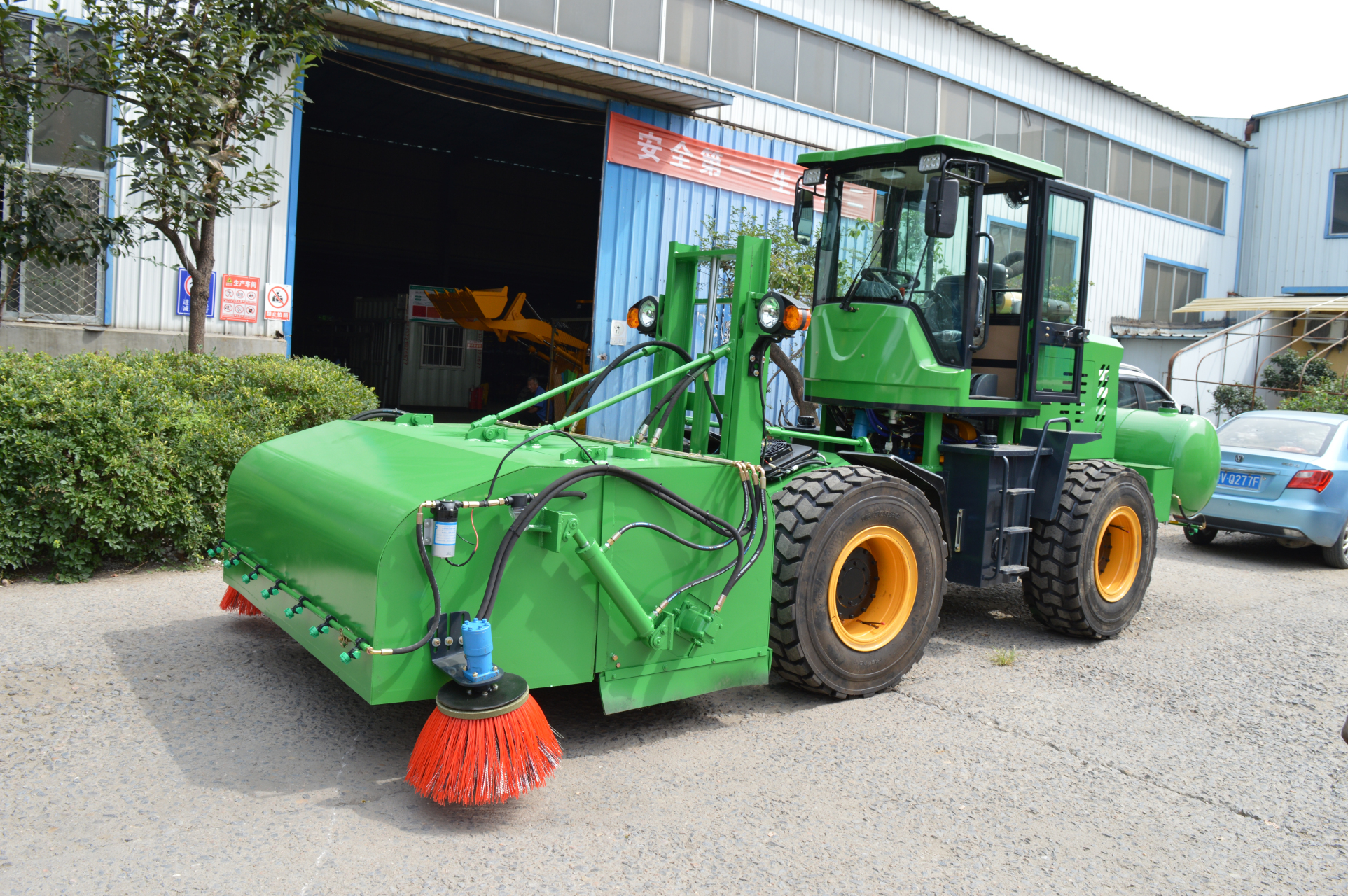 道路施工清扫机广泛应用于各类工程工业区域,包括工程道路,工地路面