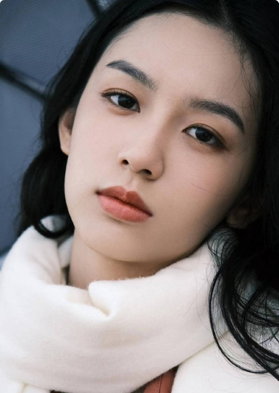 周也:冷脸千金,最新照这也太冷艳了,她是贵气 清冷 纯欲 魅惑 是风格