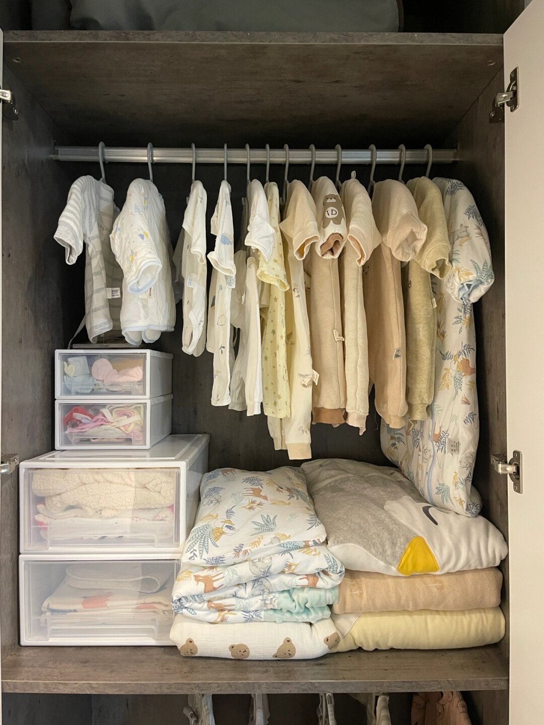 不断地清洗和晾晒,让人有些疲惫,但看到整洁的环境和清爽的衣物,内心