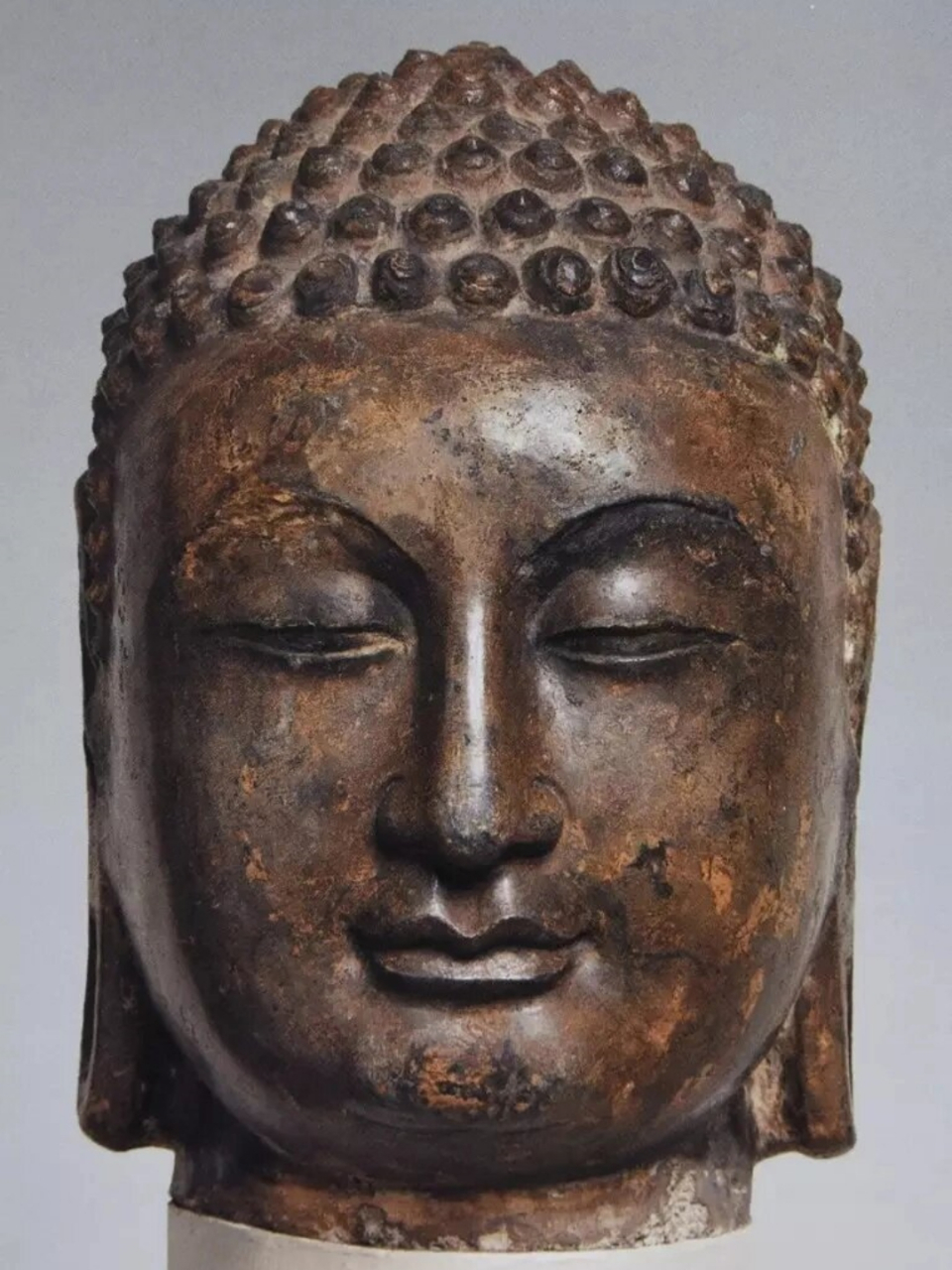 想要从佛头辨别北齐造像,首先要了解北齐造像的特点.