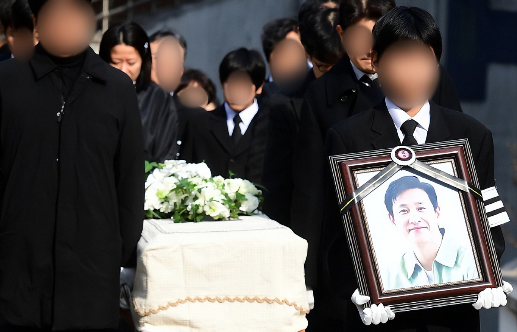 12月29日,韩国知名男演员李善均出殡现场曝光,妻子全慧珍和两个儿子