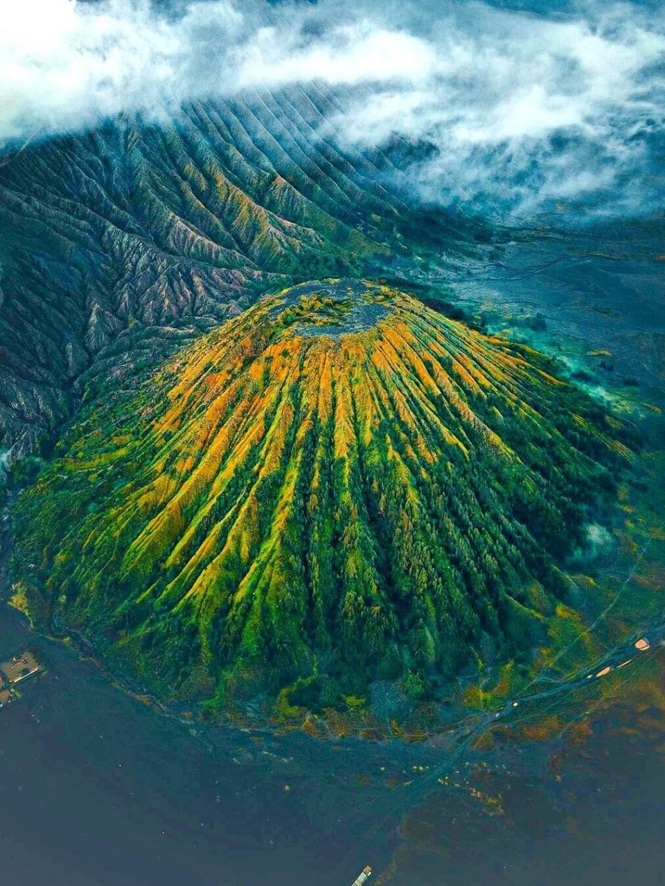 你都知道吗  布罗莫火山,就像一朵盛开在蓝色星球上的黑雏菊,边缘褶皱