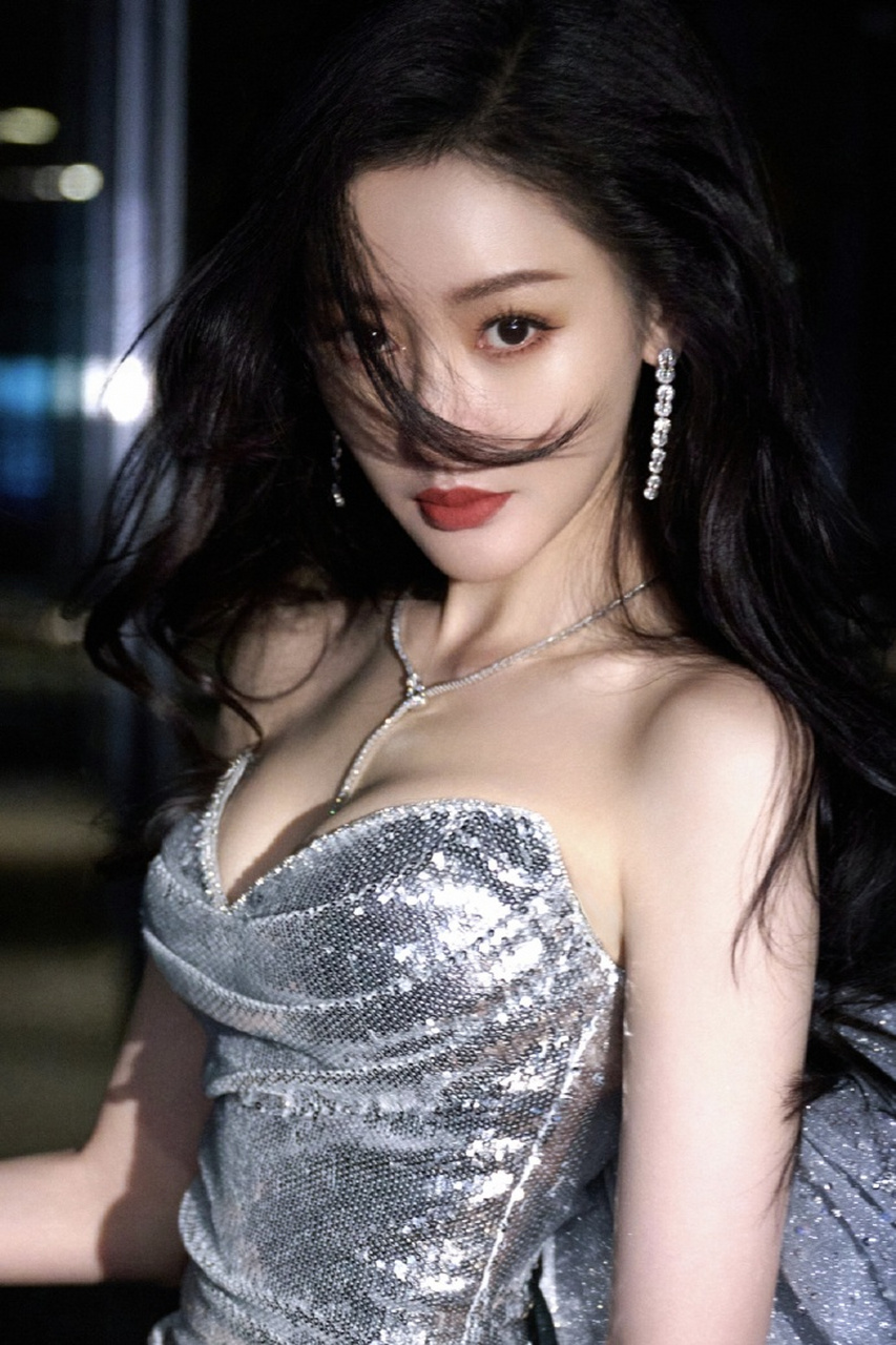 张天爱惊艳亮相!银色亮片礼裙尽显性感风情,勾勒出完美身材!