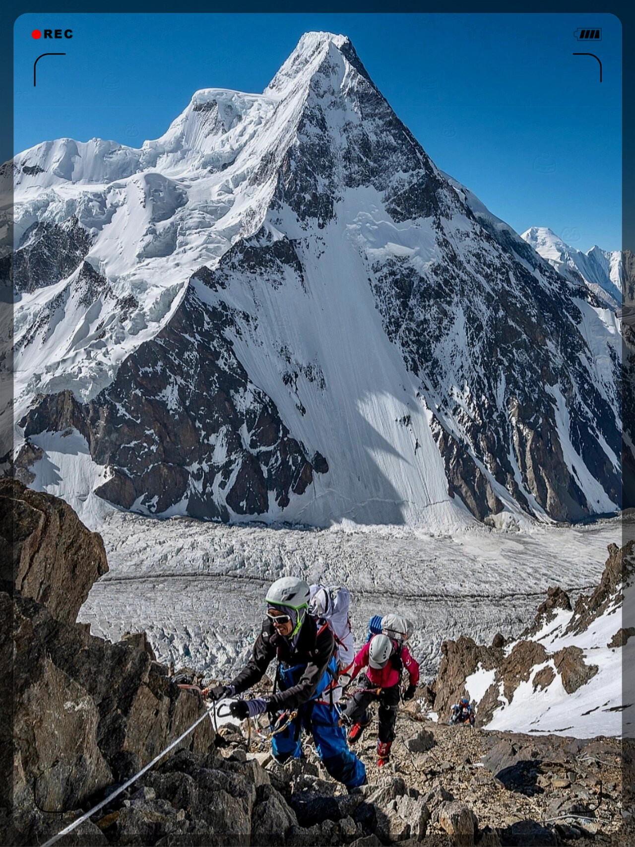 乔戈里峰的攀登难点  最大的安全威胁莫过于落石和路绳的选择.