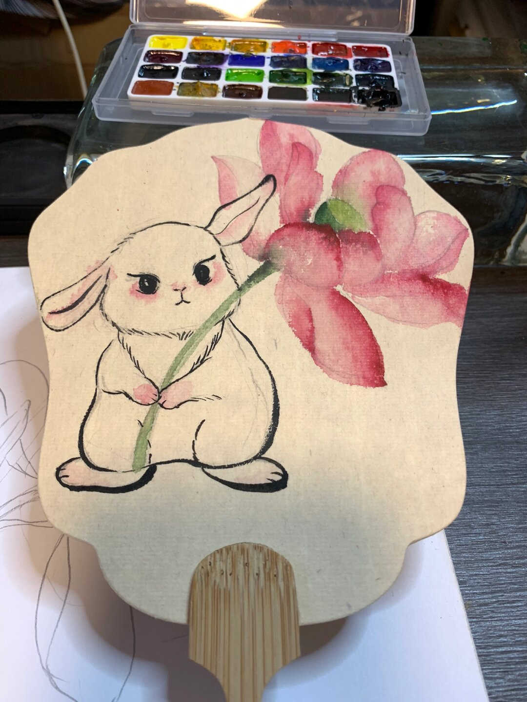手绘荷花兔子团扇  在绘画过程中,我学到了几个关键点,与大家分享