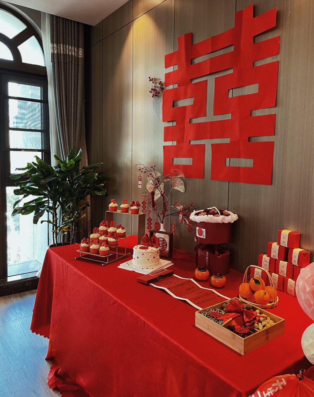 简单订婚宴布置  结婚成本确实不低,对于一些经济条件有限的人来说