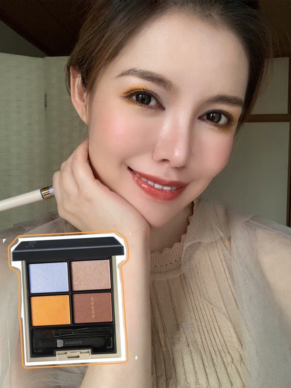 清透日系妝容  上眼睑:使用(右上)香槟色眼影,作为眼窝最凹陷部分的