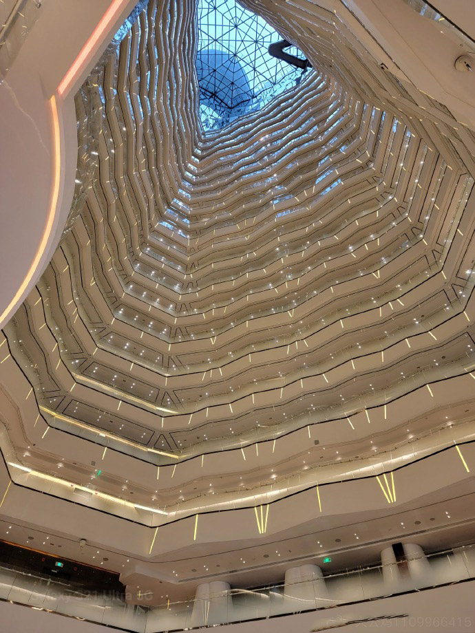 矗立着一栋通透水晶的摩天大楼,他就是广州国际金融中心,简称ifc,又名