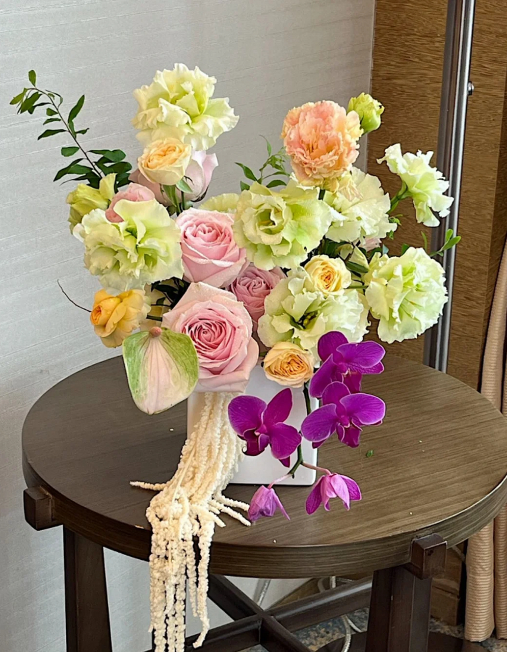 粉绿新中式婚房桌花:点亮喜庆 粉绿色系,是浪漫与清新的完美结合,为