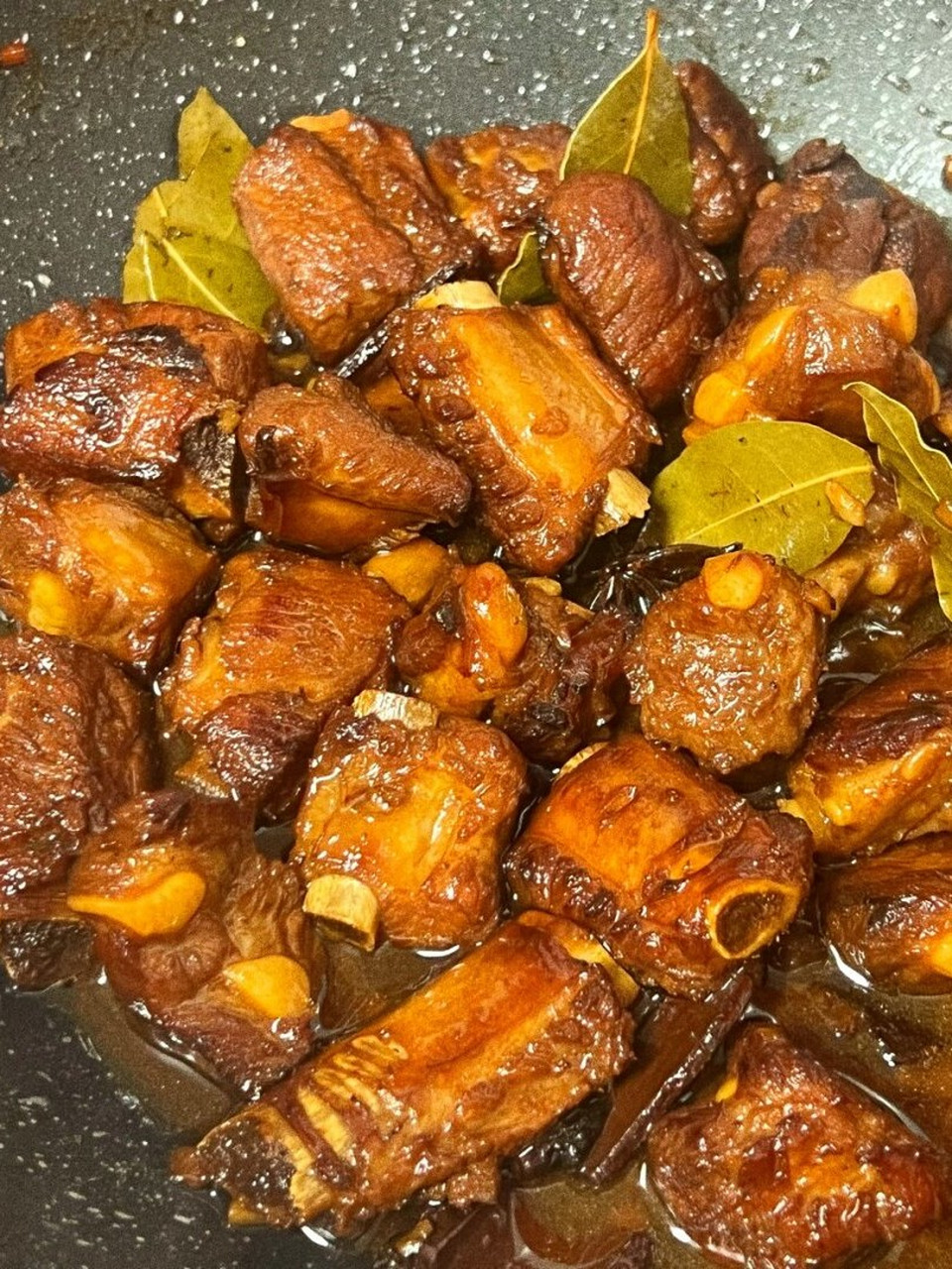 超级简单的红烧排骨做法!  1. 首先,将排骨切割成适当的小块.